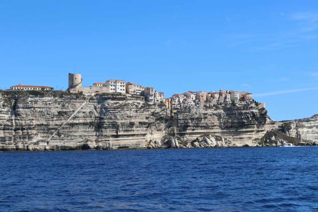 Bonifacio sur ses falaises calcaires, en Corse