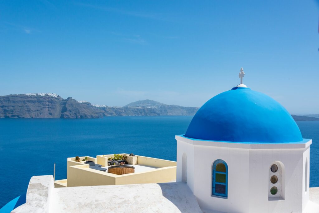 Église au dôme bleu à Santorin, dans les Cyclades