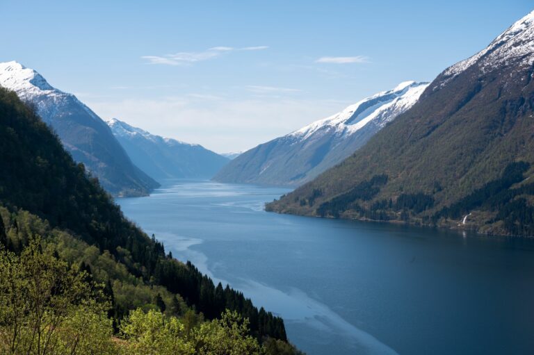 Fjord et montagnes enneigées en Norvège