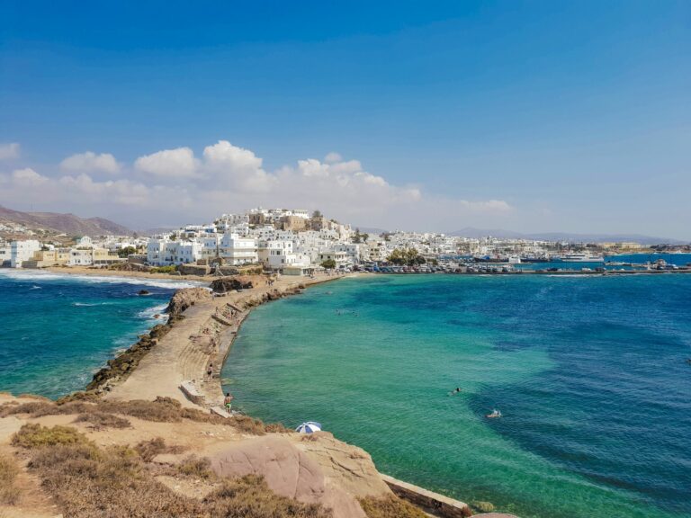 La ville de Naxos et la mer Égée