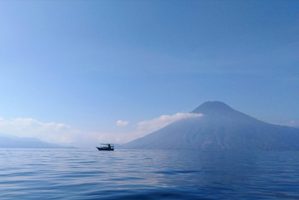 Le lac Atitlán et son volcan, au Guatemala