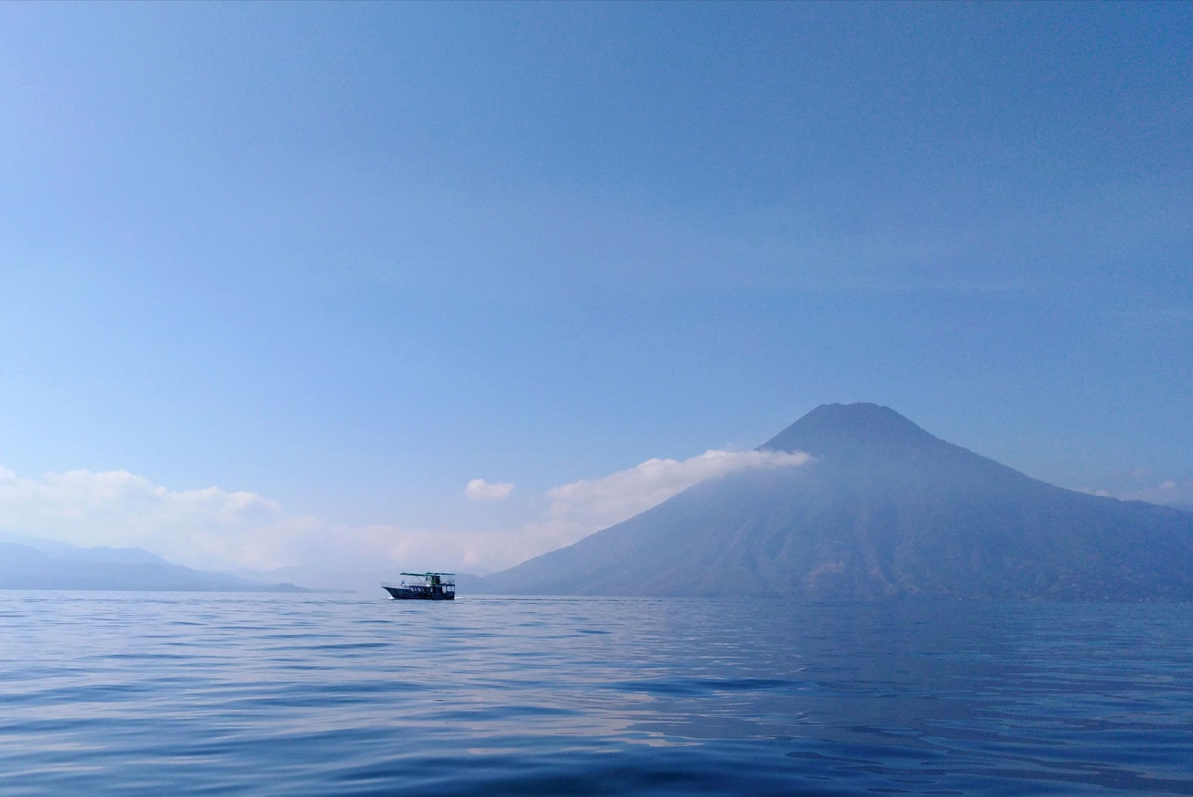 Le lac Atitlán et son volcan, au Guatemala