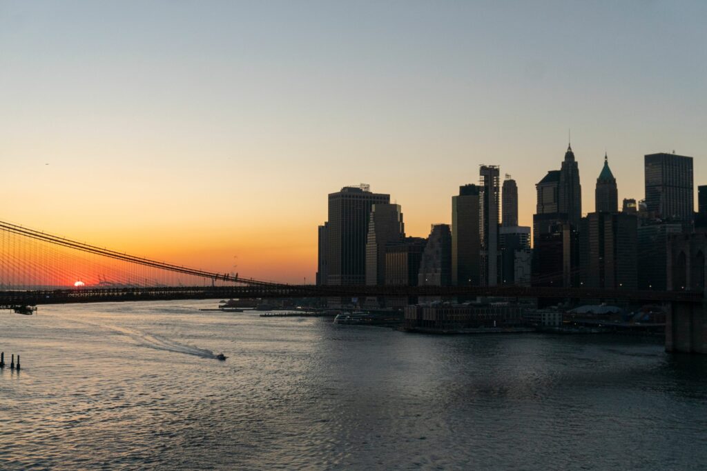 Le pont de Brooklyn et Manhattan au coucher du soleil