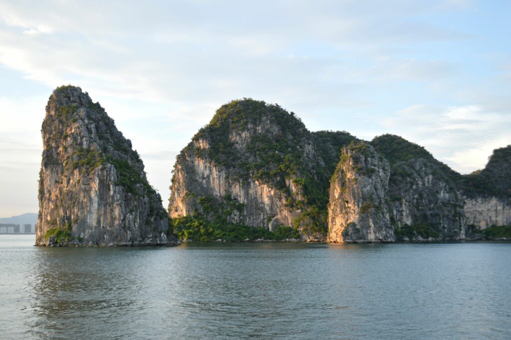 Les pitons calcaires de la baie d’Halong, au Vietnam