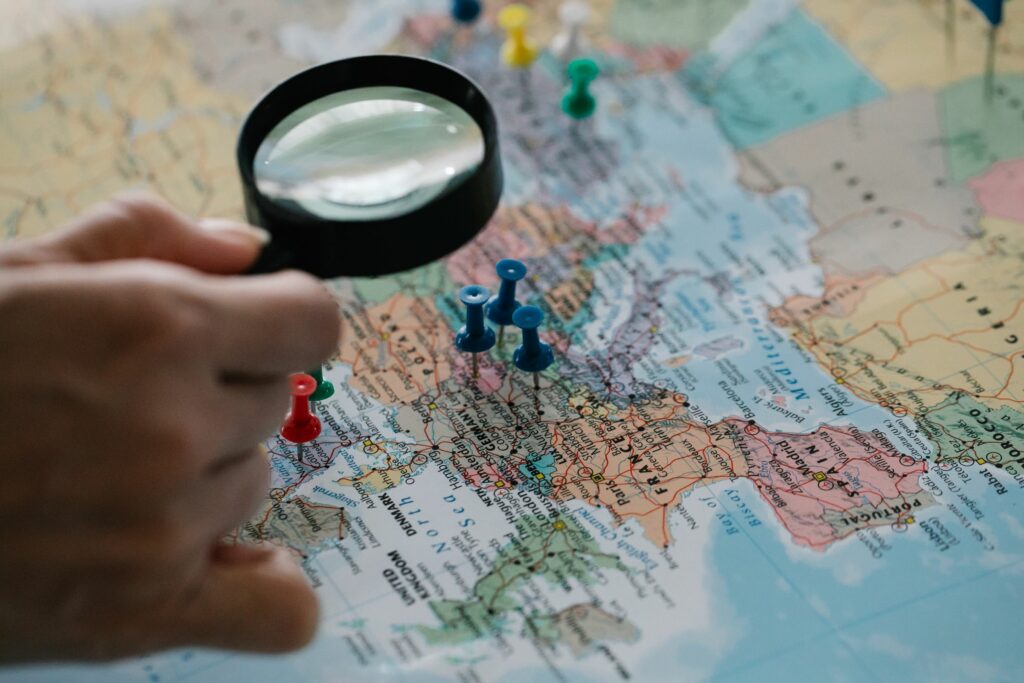 Loupe et épingles sur une carte du monde