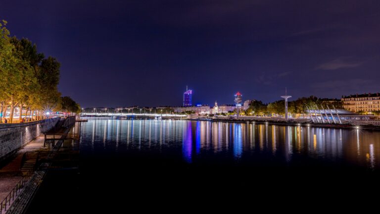 Lyon de nuit, les lumières de la ville sur le Rhône