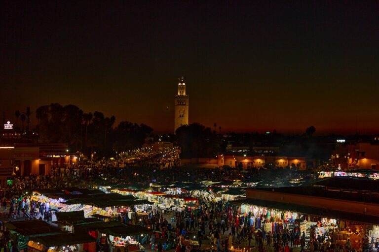 Marrakech à la tombée de la nuit, place Jemaa el-Fna
