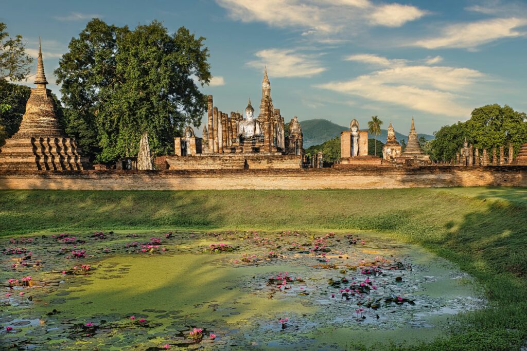 Temples anciens et étang de lotus en Thaïlande