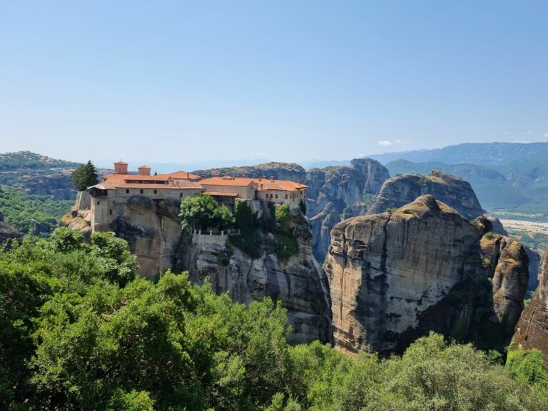 Un monastère des Météores perché sur son rocher
